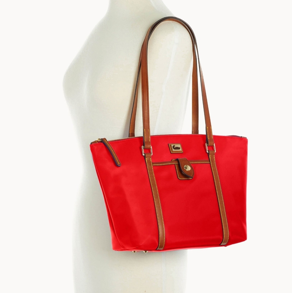 large wayfarer zip tote with accessories